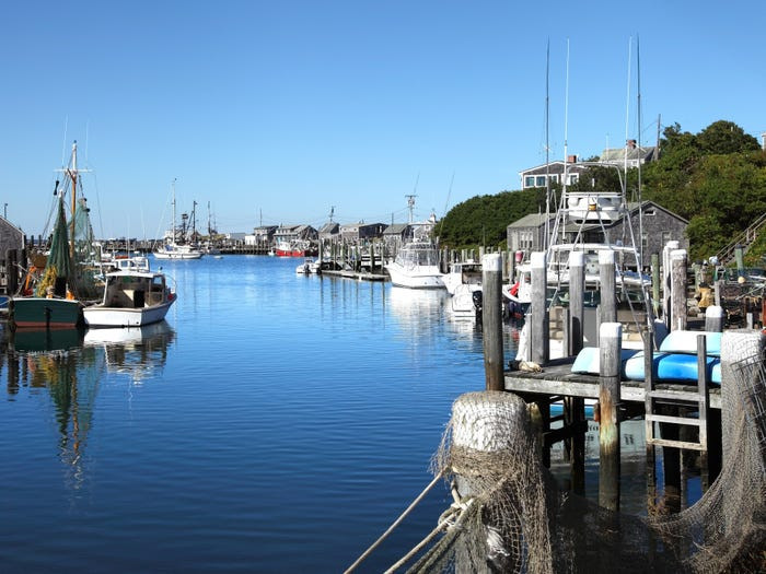 Martha's Vineyard, hòn đảo ở Cape Cod, Massachusetts, nổi tiếng với những bãi biển tuyệt đẹp và những ngôi làng cổ, các nhà hàng, cửa hiệu ấn tượng... Mời độc giả xem thêm video: Kỳ lạ hòn đảo có số mèo nhiều gấp 6 lần số dân (Nguồn video: VTC14)
