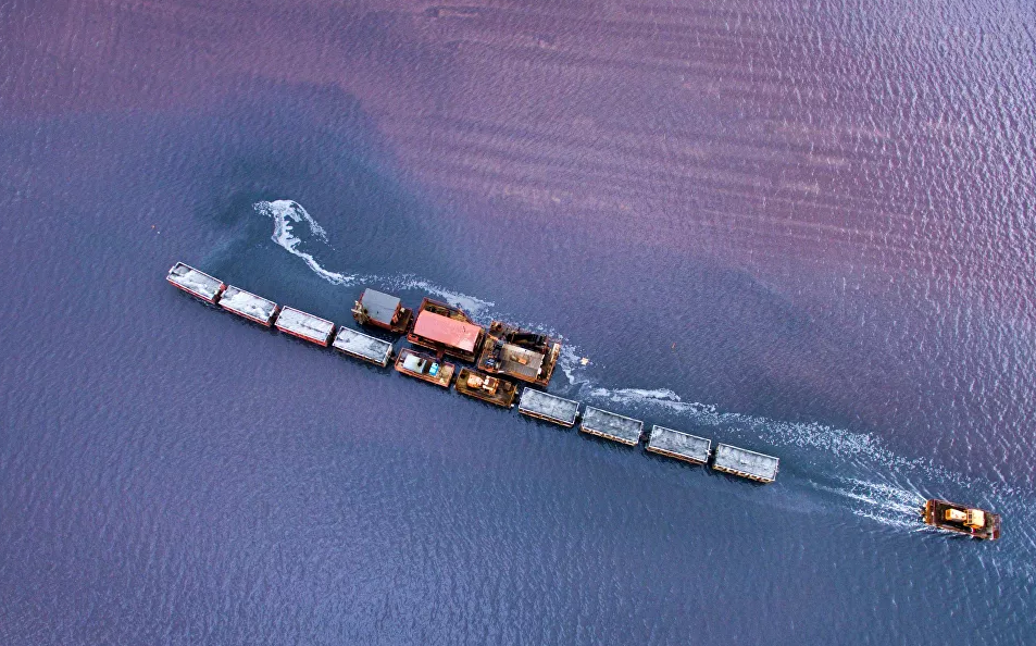 Hoạt động khai thác muối được thực hiện trong hồ Burlinskoye. Theo Sputnik, một một đường ray đã được lắp đặt dọc theo đáy hồ.