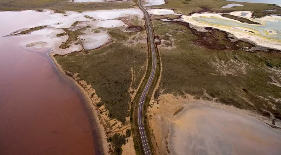 Ảnh chụp từ trên cao hồ nước gần làng Ozero Malinovoye.