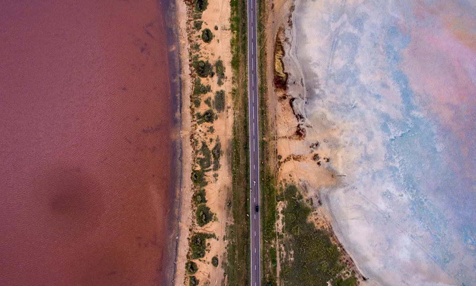 Hồ muối gần làng Ozero Malinovoye tại Altai ấn tượng nhìn từ trên cao.