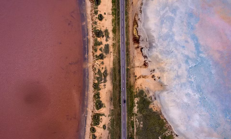 Hồ muối gần làng Ozero Malinovoye tại Altai ấn tượng nhìn từ trên cao.