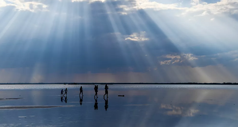 Nhiều người đi dạo ở khu vực hồ muối Burlinskoye.