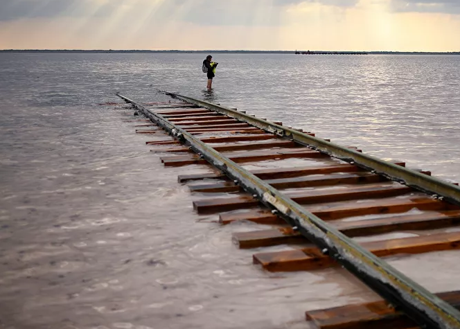 Du khách xuống hồ Burlinskoye vui chơi.