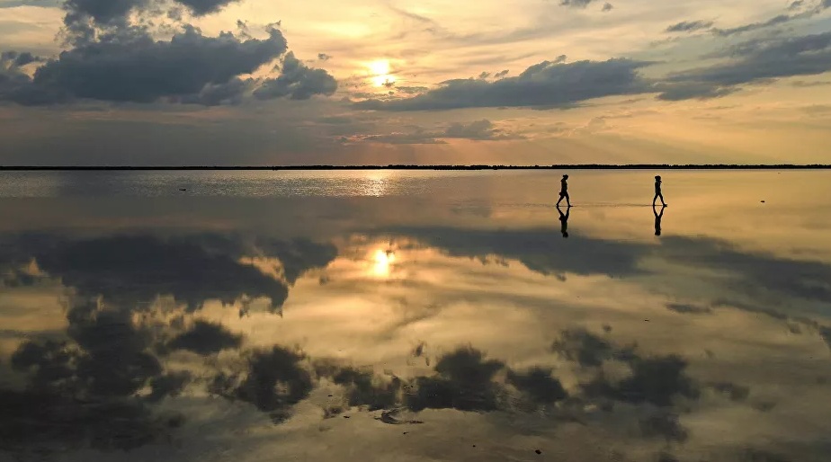 Khung cảnh tuyệt đẹp ở hồ Burlinskoye khi ánh nắng mặt trời chiếu xuống hồ nước.