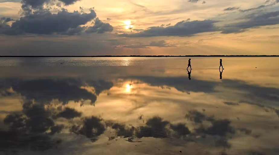 Khung cảnh tuyệt đẹp ở hồ Burlinskoye khi ánh nắng mặt trời chiếu xuống hồ nước.