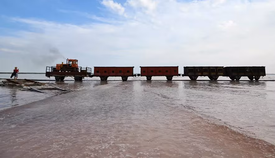 Hồ Burlinskoye là mỏ muối lớn nhất ở phía Tây Siberia. Hồ có diện tích hơn 30 km2, còn độ sâu trung bình chưa tới một mét.