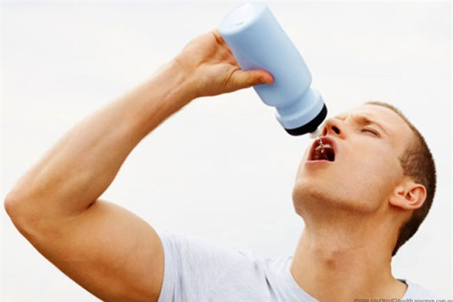 Nước: Cấp ẩm là một trong những phần quan trọng nhất của phát triển cơ bắp, thậm chí quan trọng hơn các thực phẩm khác. Nước chiếm 70% cơ thể bạn và chiếm 75% các mô cơ. Cấp đủ nước cho các cơ sẽ giúp tăng lực cơ, tăng năng lượng và hỗ trợ tiêu hóa. Hãy cung cấp ít nhất 17g nước cho mỗi 500g trọng lượng cơ thể.