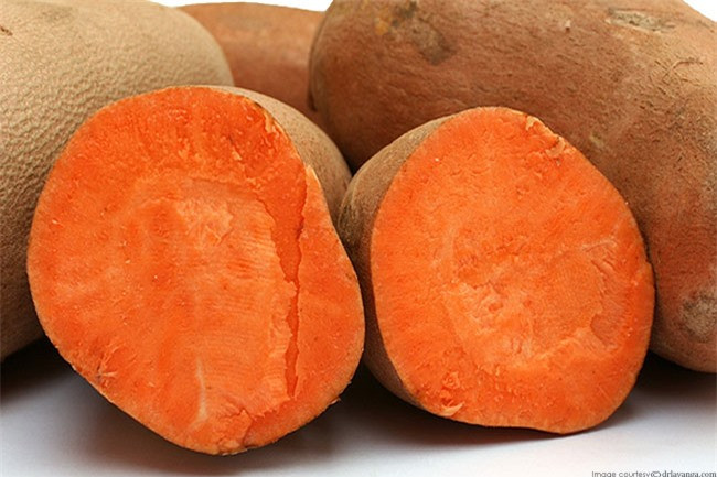 Khoai lang: Khoai lang giàu carbohydrate, một chất dinh dưỡng thiết yếu đối với cơ thể và có tác dụng giúp bổ sung cơ bắp. Thêm vào đó, khoai lang còn giàu vitamin và khoáng chất giúp bạn duy trì mức đường huyết bình thường và khiến bạn cảm thấy no lâu hơn.