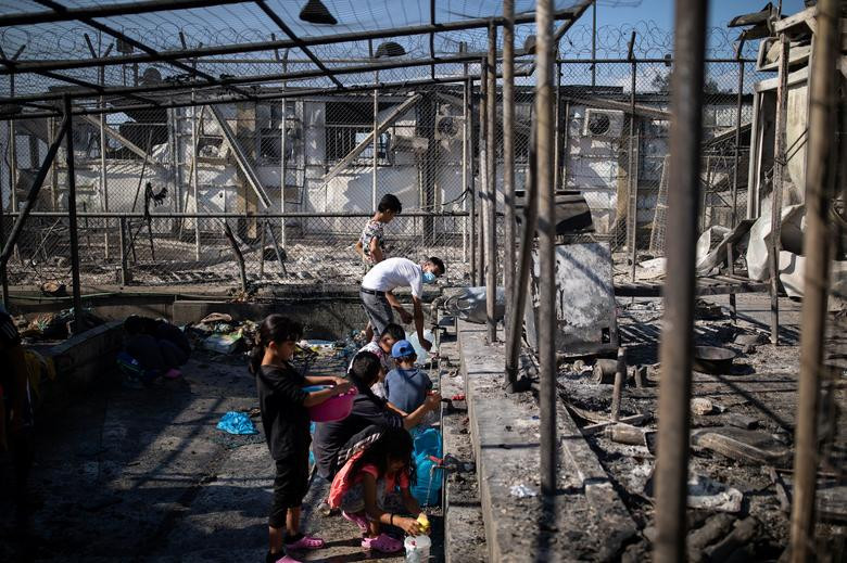 Trong trại tị nạn Moria, các gia đình sống chen chúc trong những túp lều nhỏ, điều kiện vệ sinh không đảm bảo, thiếu lương thực, nước sạch trong khi các vụ tấn công tình dục nhằm vào phụ nữ, trẻ em và cả nam giới thường xảy ra.