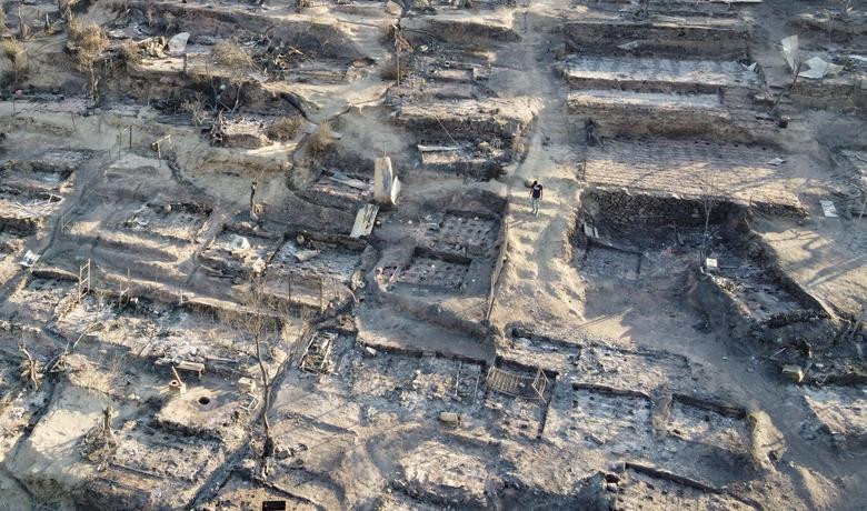 Một nhân chứng của Reuters cho biết đã nhìn thấy cột khói đen khổng lồ bốc lên từ khu trại.