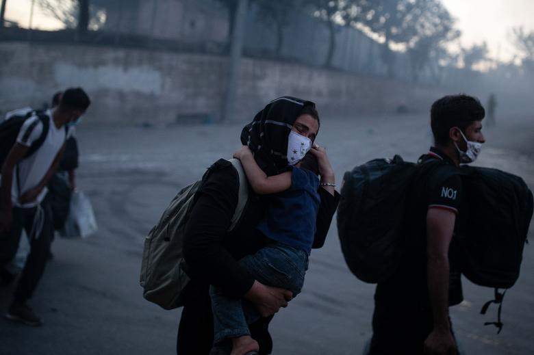 Hình ảnh được đăng tải cho thấy, mọi người mang theo đồ đạc cùng con nhỏ tháo chạy ra ngoài khi ngọn lửa bốc lên ngùn ngụt.