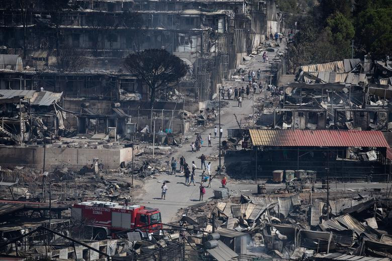 "Không chỉ một mà nhiều đám cháy xảy ra trong khu trại. Một số người di cư đã ném đá vào lực lực lượng cứu hỏa khi họ đang cố gắng dập lửa", người đứng đầu lực lượng cứu hỏa khu vực nói với ERT TV.