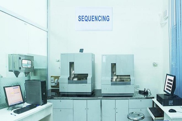 Chuyen hy huu: Hai nguoi dan ong tranh lam bo mot dua tre-Hinh-2