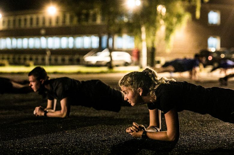 Trước đó, hồi tháng 5/2020, Công chúa Bỉ Elisabeth đã bắt đầu học tập tại Học viện Quân sự Hoàng gia ở Brussels. Được biết, Quốc vương Philippe cũng theo học tại ngôi trường này từ năm 1978 đến năm 1981. Ảnh: Công chúa Elisabeth tập luyện tại căn cứ Elsenborn ngày 10/9.