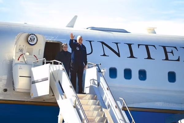 Khong luc 2 cho Pho Tong thong My ha canh khan cap