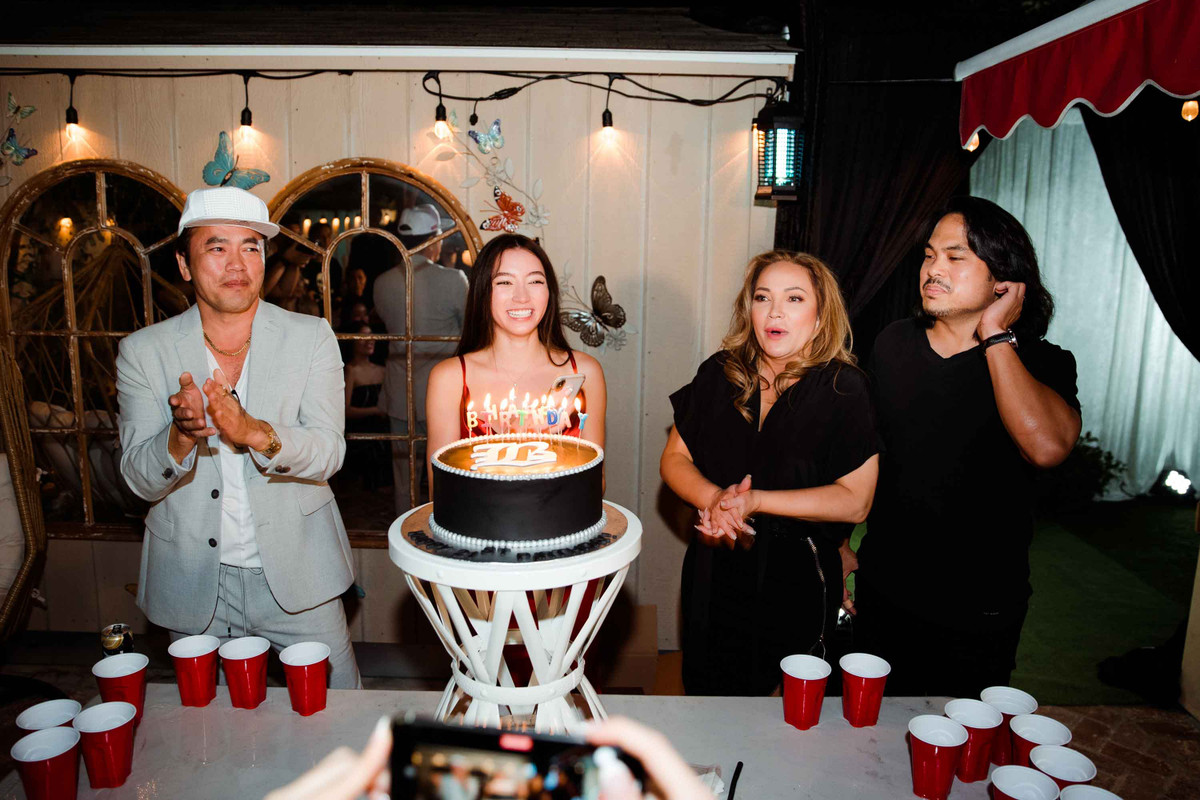 “Isabella Quỳnh Tiên Hồ đang ở tuổi ăn tuổi lớn, có những nhu cầu giao lưu kết bạn, đi đây đó. Có những lúc Thanh Hà dành thời gian để khuyên con gái trong cách ứng xử của mình, Bella (tên gọi thân mật) đều rất vâng lời và làm theo. Thanh Hà biết Bella nghe lời mẹ không chỉ vì yêu thương mẹ mà còn vì Bella luôn lắng nghe và hiểu rõ những điều mẹ phân tích. Bella từng nói với Roland rằng sẽ luôn nghe lời mẹ vì biết mẹ đã rất cực khổ trong công việc và sẽ không bao giờ làm mẹ buồn”, nữ ca sĩ chia sẻ.