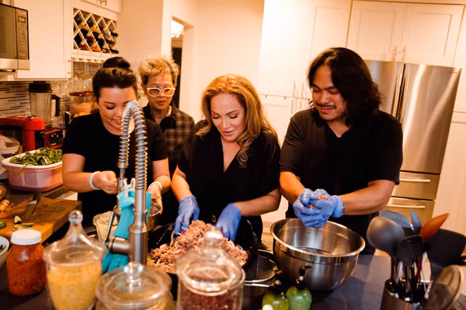 Để chuẩn bị cho tiệc sinh nhật của con gái, Thanh Hà đã chuẩn bị từ rất sớm trước khi khách khứa đến chung vui. Nữ danh ca đích thân vào bếp làm 5 món ăn thuần Việt để chiêu đãi con gái cùng gia đình của chồng cũ. Bên cạnh việc là một danh ca nổi tiếng trong hơn mấy mươi năm, Thanh Hà còn nổi tiếng trong giới bởi khả năng nấu nướng tuyệt vời, nhất là những món ăn đậm chất miền Trung, quê hương của chị. Sau bữa tối, cả nhà cùng nhau lên du thuyền để cùng ngắm cảnh và thưởng thức một đêm tuyệt vời cùng nhau.