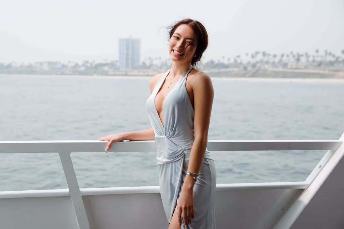 Dù xuất hiện không nhiều nhưng Bella nhanh chóng gây được ấn tượng với người xem bởi vẻ ngoài xinh xắn y như mẹ thời thanh xuân. Một tài khoản bình luận: “Con gái của cô xinh quá, nói được vài câu tiếng Việt dễ thương ghê", “Đúng là mẹ nào con nấy, đẹp quá trời luôn".