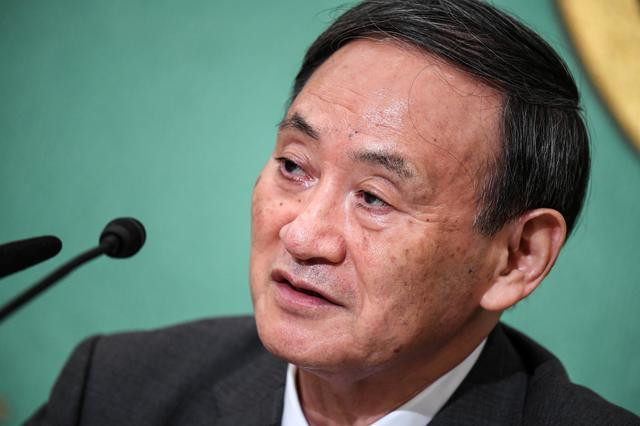 Ông Yoshihide Suga trước đó cam kết vẫn sẽ duy trì chính sách tiền tệ Abenomics - một di sản của người tiền nhiệm - để cải cách kinh tế và mức chi tiêu của chính phủ. Ảnh: Reuters.