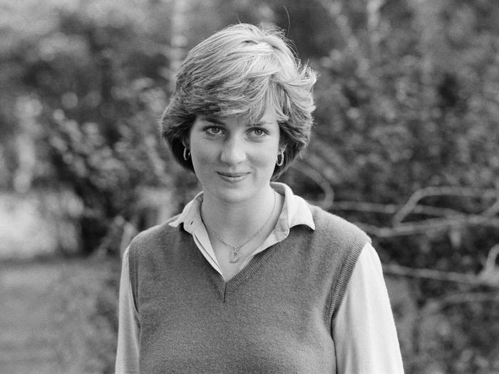 Công nương Diana bắt đầu được xem là "Lady Diana Spencer" khi cha bà thừa kế tước vị Bá tước Spencer vào ngày 9/6/1975.