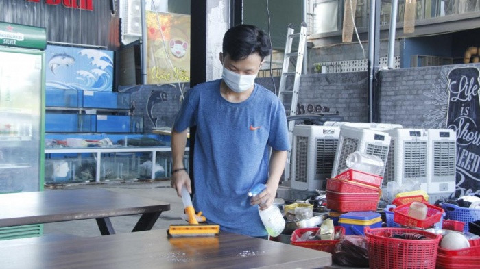 Đà Nẵng: Nhà hàng dọn dẹp chờ đón khách sau thời gian dài chống dịch - Hình 2 Da Nang: Nha hang don dep cho don khach sau thoi gian dai chong dich-Hinh-2