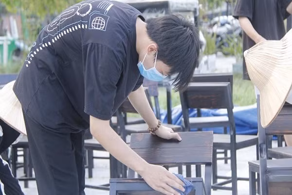 Đà Nẵng: Nhà hàng dọn dẹp chờ đón khách sau thời gian dài chống dịch Da Nang: Nha hang don dep cho don khach sau thoi gian dai chong dich