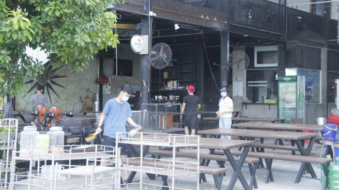 Đà Nẵng: Nhà hàng dọn dẹp chờ đón khách sau thời gian dài chống dịch - Hình 3 Da Nang: Nha hang don dep cho don khach sau thoi gian dai chong dich-Hinh-3