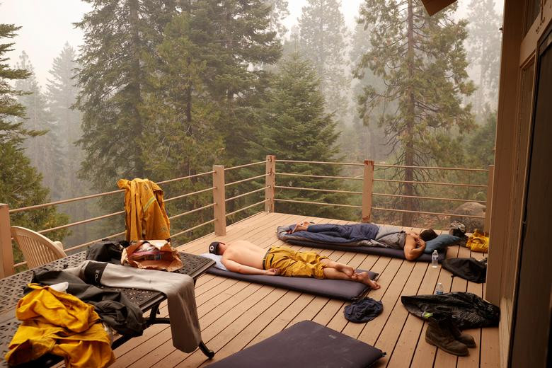 Hai người lính cứu hỏa tranh thủ nghỉ ngơi sau 72 giờ chiến đấu với đám cháy Creek ở Shaver Lake.