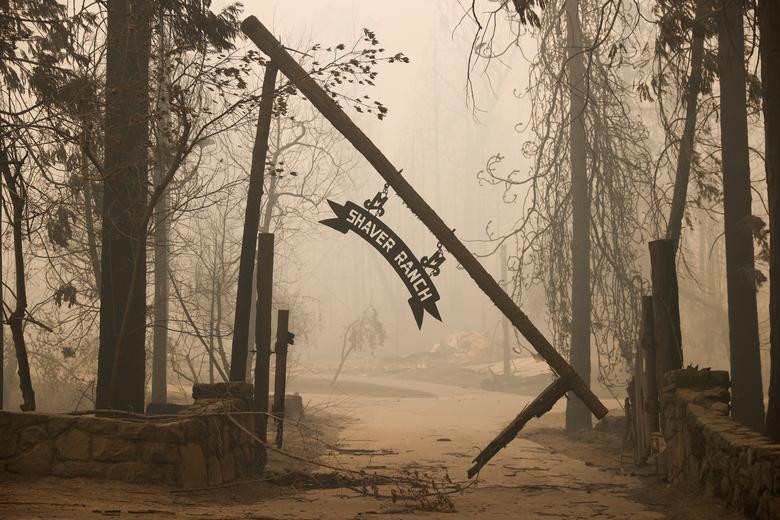 Cảnh tiêu điều tại Shaver Ranche sau khi cháy rừng tàn phá nơi này.