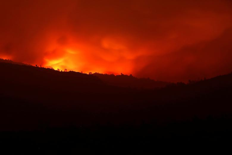 Các đám cháy đã khiến 172.000 người sống trong cảnh mất điện giữa đợt nắng nóng kỷ lục tại bang đang bị hạn hán này.