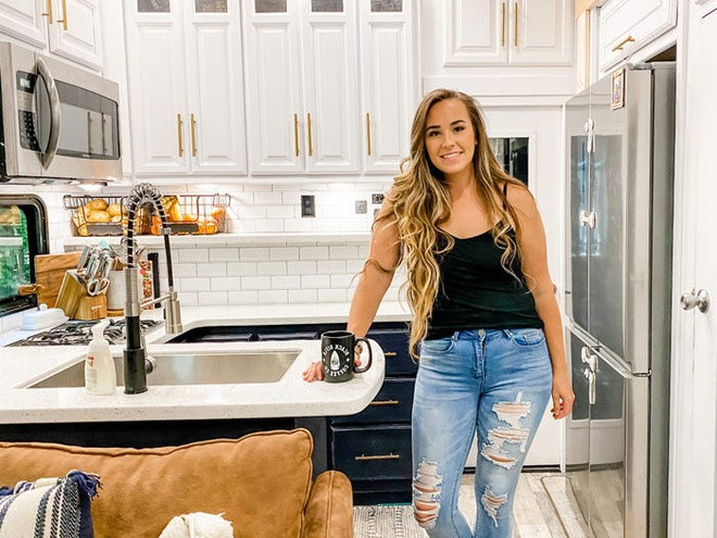 Nhà bếp được bố trí phía sau phòng khách. Những chiếc tủ bên dưới bàn nấu ăn có màu xanh dương tạo nên sự vui mắt, trong khi dàn tủ màu trắng phía trên khiến không gian trông sạch và sáng. Căn bếp được trang bị đầy đủ từ bếp nấu, lò vi sóng đến lò nướng. Đặc biệt chiếc tủ lạnh rất hữu ích vì gia đình ăn hoàn toàn thực phẩm hữu cơ. Việc có chỗ chứa thực phẩm tươi sống đã tạo ra sự khác biệt lớn trong cuộc sống hàng ngày của gia đình 7 người.