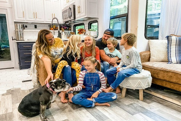 Vợ chồng Brittnee và Brentt Proha (Mỹ) có 5 người con trong độ tuổi 4-13. Cảm thấy quá gò bó trong căn nhà rộng 400 m2, đôi vợ chồng quyết định đi chu du khắp nơi. Năm 2018, gia đình 7 người chuyển sang sống trên xe để có thể du lịch quanh năm. Tháng 7 năm nay, họ đã nâng cấp "căn nhà di động", đổi thành chiếc xe đầu kéo.