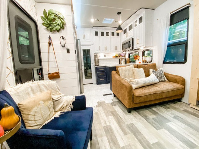 Phòng khách rộng với nhiều chỗ ngồi là nơi yêu thích của gia đình. Brittnee đã thiết kế nội thất theo phong cách nông trại, kết hợp nhiều họa tiết phong phú với tông màu đơn giản nhưng bắt mắt.