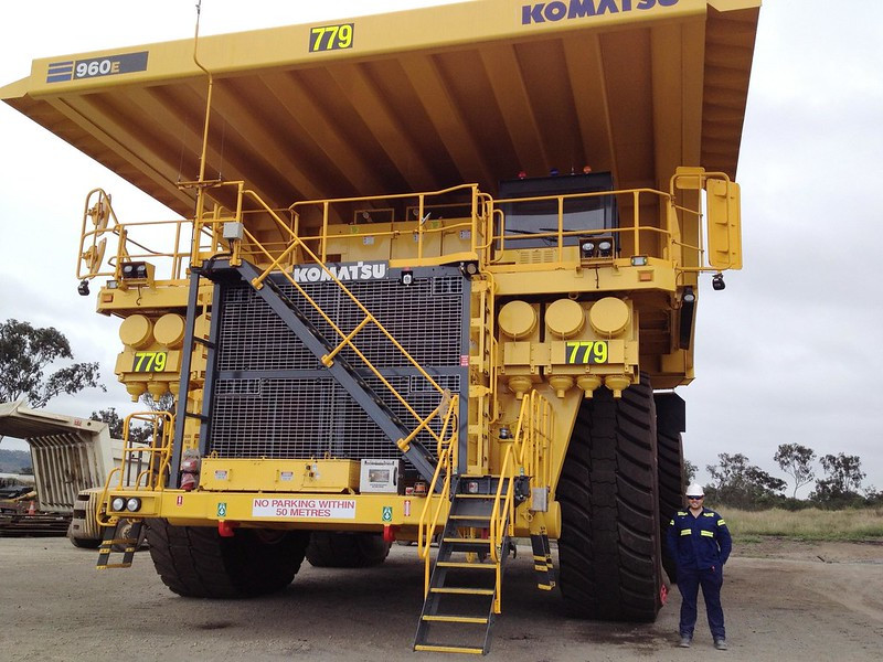 Chiếc xe tải này có thể phá hủy mọi thứ cản đường nó?