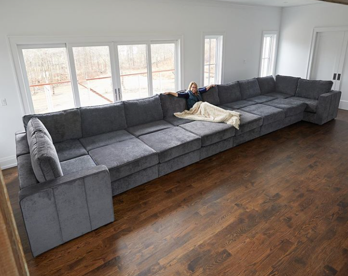 "Giờ thì chúng ta có thể hiểu được cảm giác của một chú mèo khi nằm ngủ trên ghế dài", người đăng bức ảnh viết.