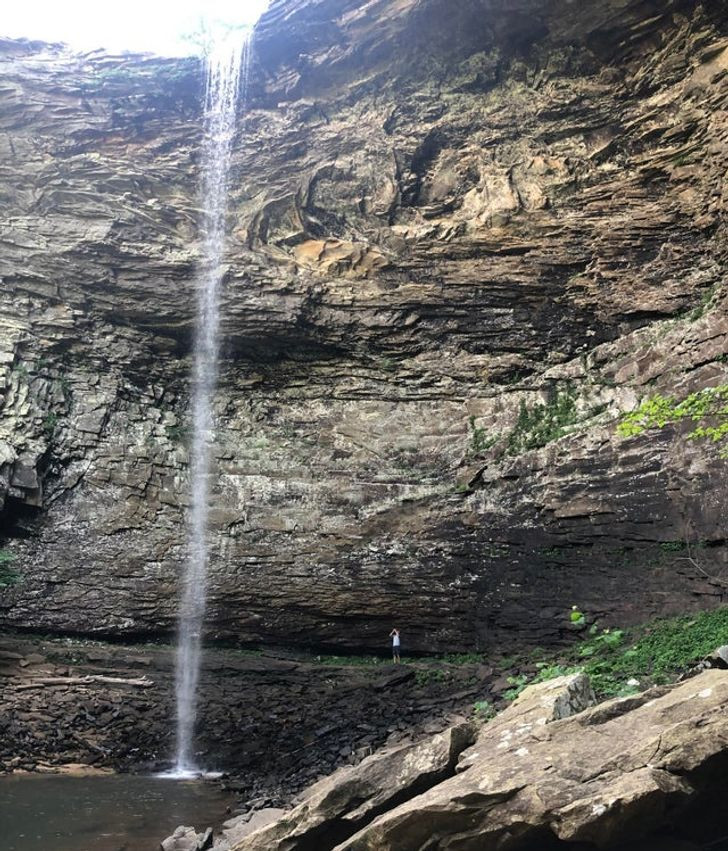 Con người bị lu mờ giữa thiên nhiên hùng vĩ.