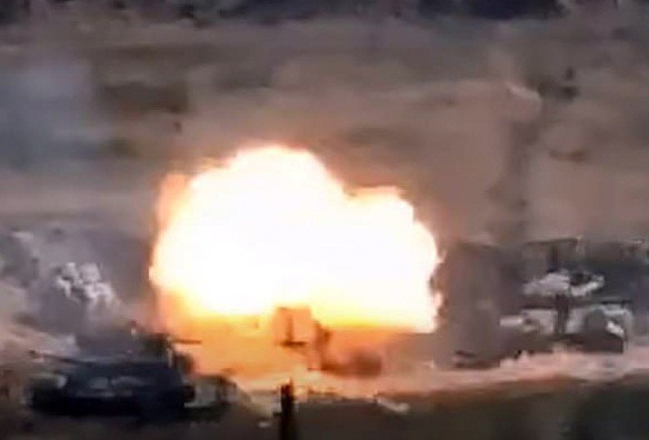 Cùng ngày, Liên minh châu Âu (EU) cảnh báo rằng căng thẳng tại vùng Nagorny-Karabakh có nguy cơ leo thang và gây hậu quả nghiêm trọng, đe dọa sự ổn định của khu vực. Ảnh: Daily Mail.