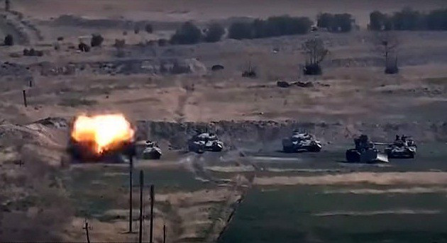 Cuộc đụng độ giữa Azerbaijan và Armenia bùng phát tại khu vực tranh chấp Nagorno-Karabakh vào ngày 27/9. Trước tình hình chiến sự Azerbaijan - Armenia leo thang, Nga kêu gọi các bên ngừng bắn ngay lập tức. "Chúng tôi đang kêu gọi các bên ngừng bắn ngay lập tức và bắt đầu các cuộc đàm phán để ổn định tình hình", trích thông báo của Bộ Ngoại giao Nga. Ảnh: Daily Mail.