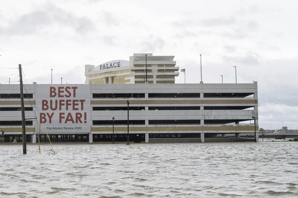 Lượng mưa lên đến hơn 30 cm đổ xuống bờ biển vào đêm 15/9. Theo dự báo, bão Sally đang di chuyển chậm, khiến mưa lũ còn kéo dài. Sally đã mạnh lên vào cuối ngày 15/9 với sức gió đạt 140 km/h. Trung tâm Bão Quốc gia Mỹ dự báo "có khả năng xảy ra lũ quét lịch sử đe dọa tính mạng".