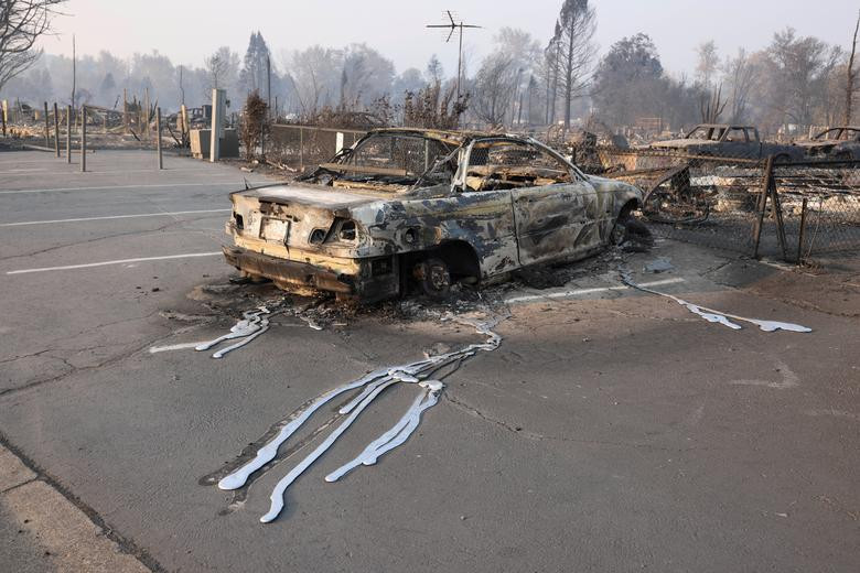 Chiếc ô tô chỉ còn trơ khung.