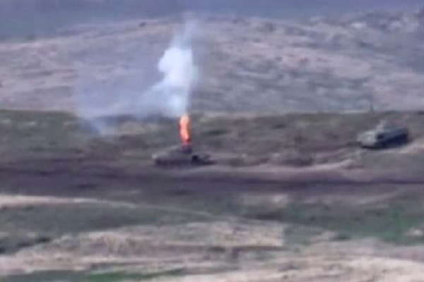 Mỹ kêu gọi Armenia và Azerbaijan chấm dứt các cuộc đụng độ chết người ở Nagorny Karabakh. Bộ Ngoại giao Mỹ đã liên lạc với hai nước "để hối thúc hai nước ngừng các hành động thù địch ngay lập tức, sử dụng kênh liên lạc trực tiếp hiện có để tránh leo thang thêm và tránh những lời lẽ và hành động vô ích". Ảnh: US News.