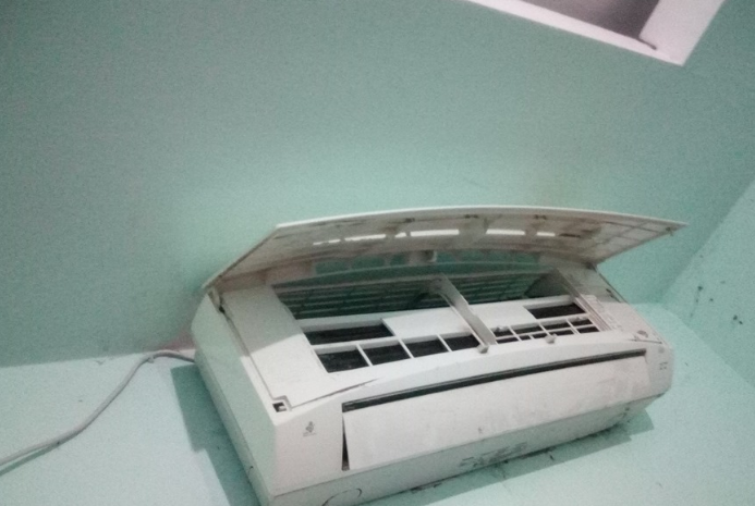 Theo China Press, Somkiat quyết định mở máy điều hòa để kiểm tra sau khi nghe tiếng động lạ phát ra từ nó lúc nửa đêm. Ảnh: Facebook.