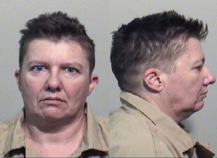 Danh tính nữ nghi phạm này được xác định là Pascale Ferrier, 53 tuổi, đến từ Quebec (Canada). Vào thời điểm bị bắt giữ, Pascale có mang theo súng. Ảnh: CM.