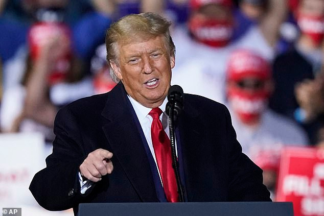 Tuy nhiên, phong bì thư chứa độc tố ricin gửi tới Nhà Trắng đã bị chặn lại tại trung tâm thư tín chính phủ - nơi sàng lọc thư được gửi tới Nhà Trắng và Tổng thống Trump. Ảnh: AP.