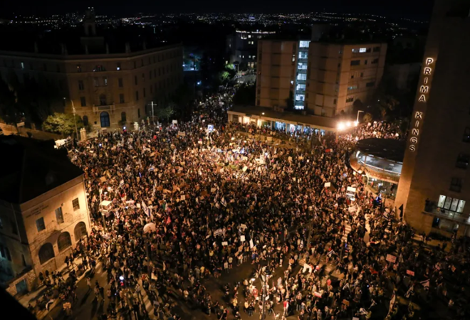 Những tuần qua, hàng nghìn người Israel biểu tình ở Tel Aviv, bày tỏ phẫn nộ cách ứng phó của chính phủ với COVID-19 mà họ cho rằng không đúng đắn. Ảnh: Haaretz.