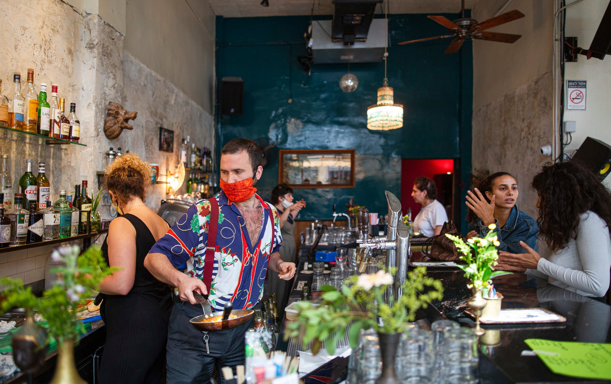 Trước sức ép của người dân và những tác động tiêu cực đối với nền kinh tế, hồi cuối tháng 5, chính phủ Israel đã nới lỏng các hạn chế. Ảnh: NYT.