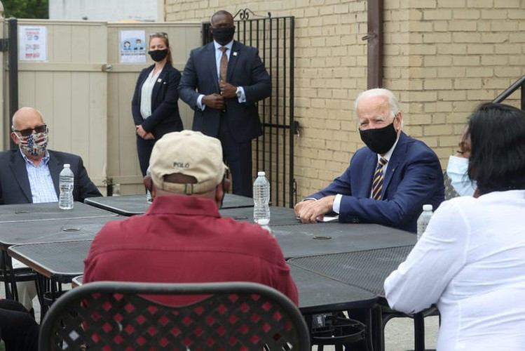 Tại Yeadon, Pennsylvania, ông Biden gặp gỡ một vài người dân trong cuộc thảo luận bàn tròn và mọi người đều giữ khoảng cách an toàn. Ảnh: BI.