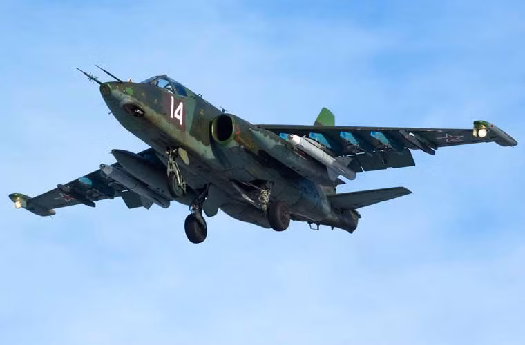 Máy bay cường kích Su-25 mang 2 đạn tên lửa Kh-25.