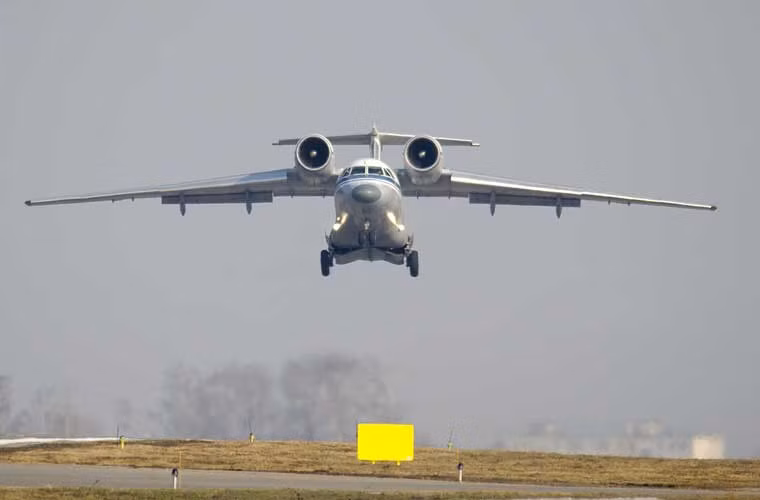 Máy bay vận tải cất cánh đường băng ngắn An-72 với thiết kế 2 động cơ nằm trên cánh đặc biệt, độc đáo.