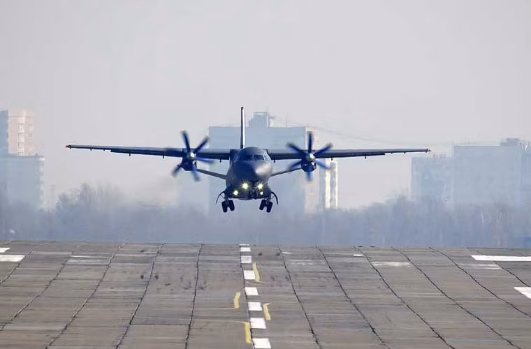 Máy bay vận tải hạng nhẹ An-140 rời đường băng.